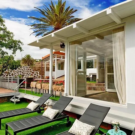 Βίλα With Pool And Beautiful Architecture