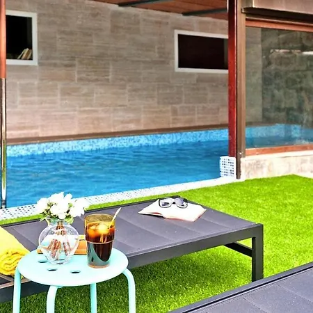 With Pool And Beautiful Architecture * Ινχένιο